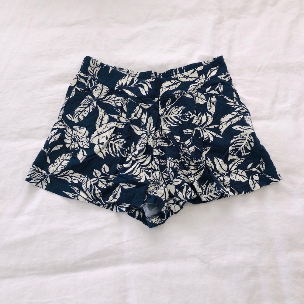 BCX women’s patterned shorts with pockets, size M.